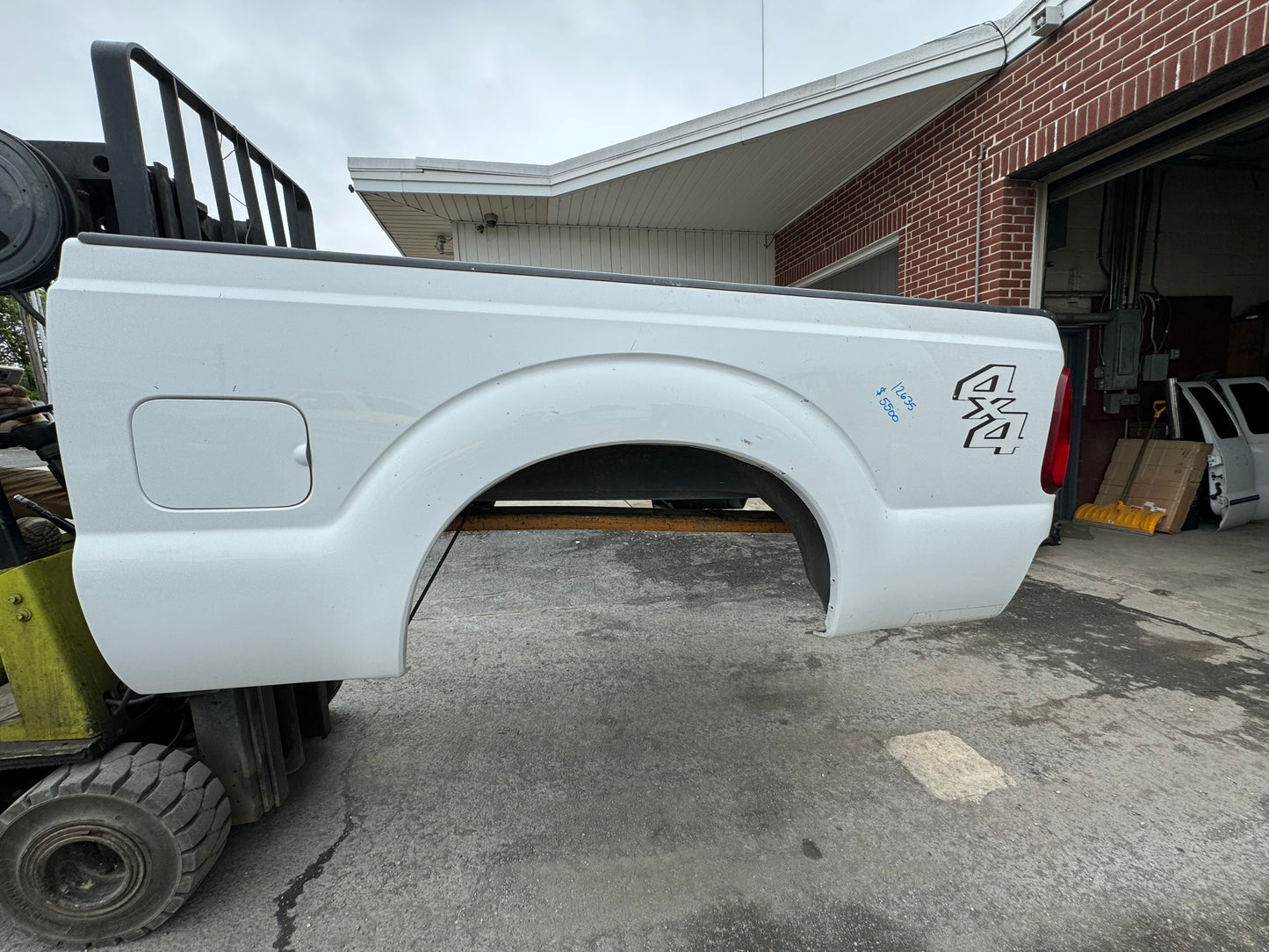2011-2016 Superduty 6’9” Oxford white #12636