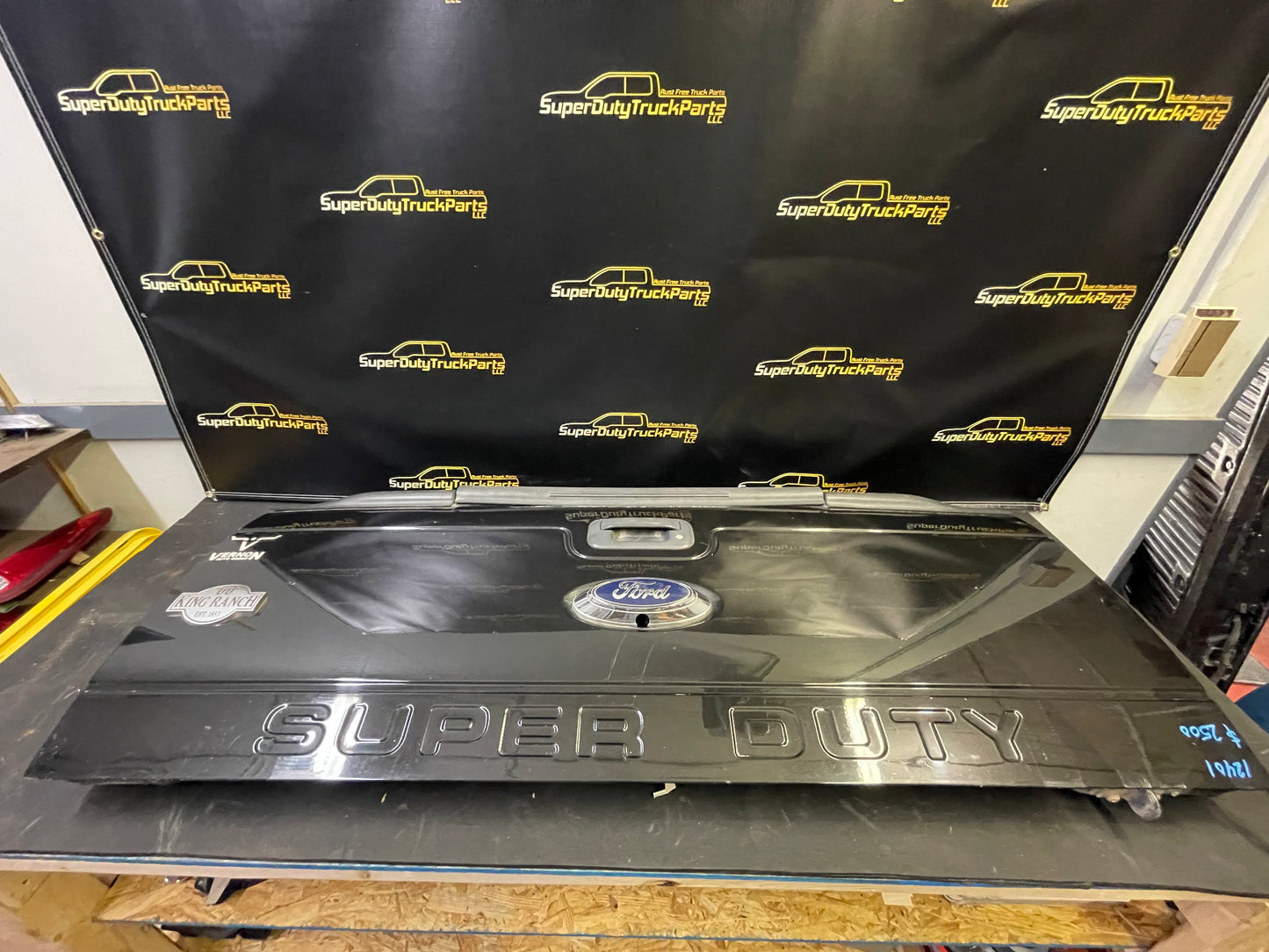 2011-2016 Superduty Tailgate w/ Step Tuxedo Black UH