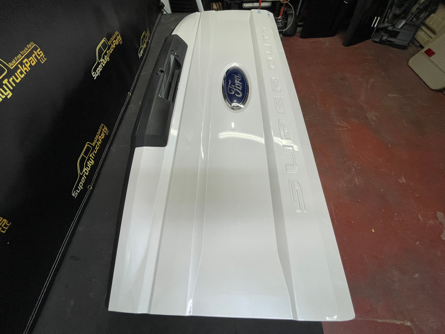 2017-2019 Superduty Tailgate Pearl white- step, camera, hitch illum, power release and locks #10205