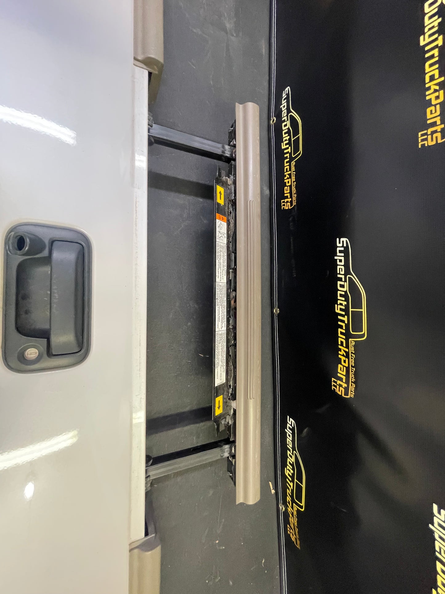 2011-2016 Superduty Tailgate Pearl White w/ Step