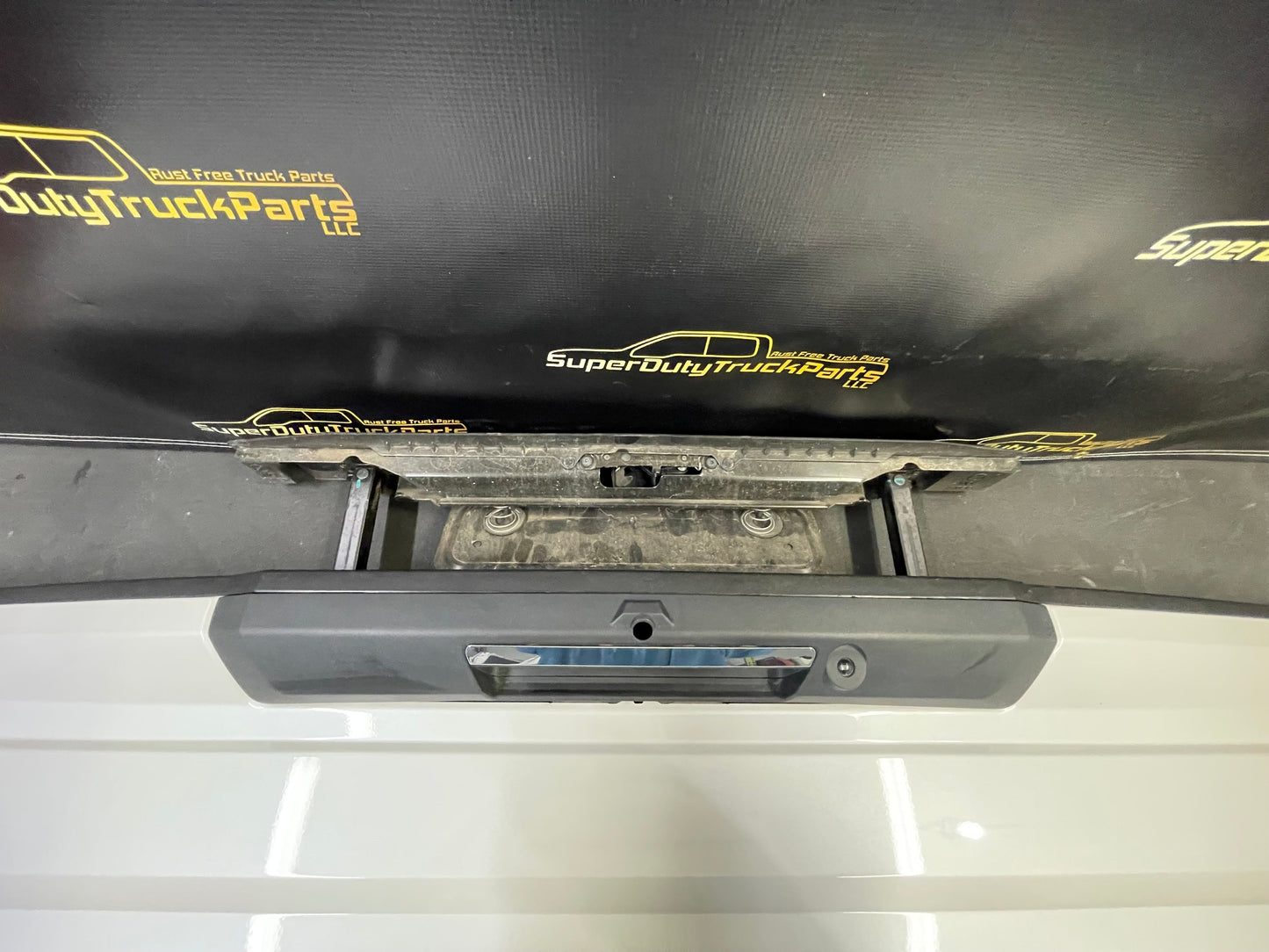 2017-2019 Superduty Tailgate Pearl white- step, camera, hitch illum, power release and locks #10205