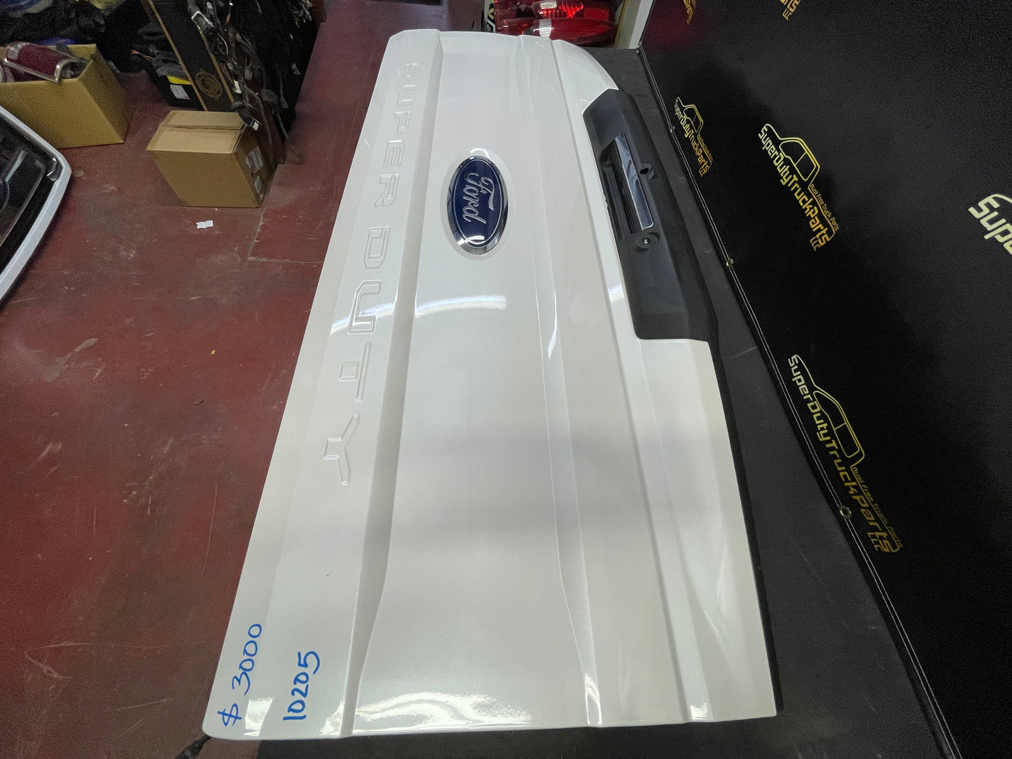 2017-2019 Superduty Tailgate Pearl white- step, camera, hitch illum, power release and locks #10205