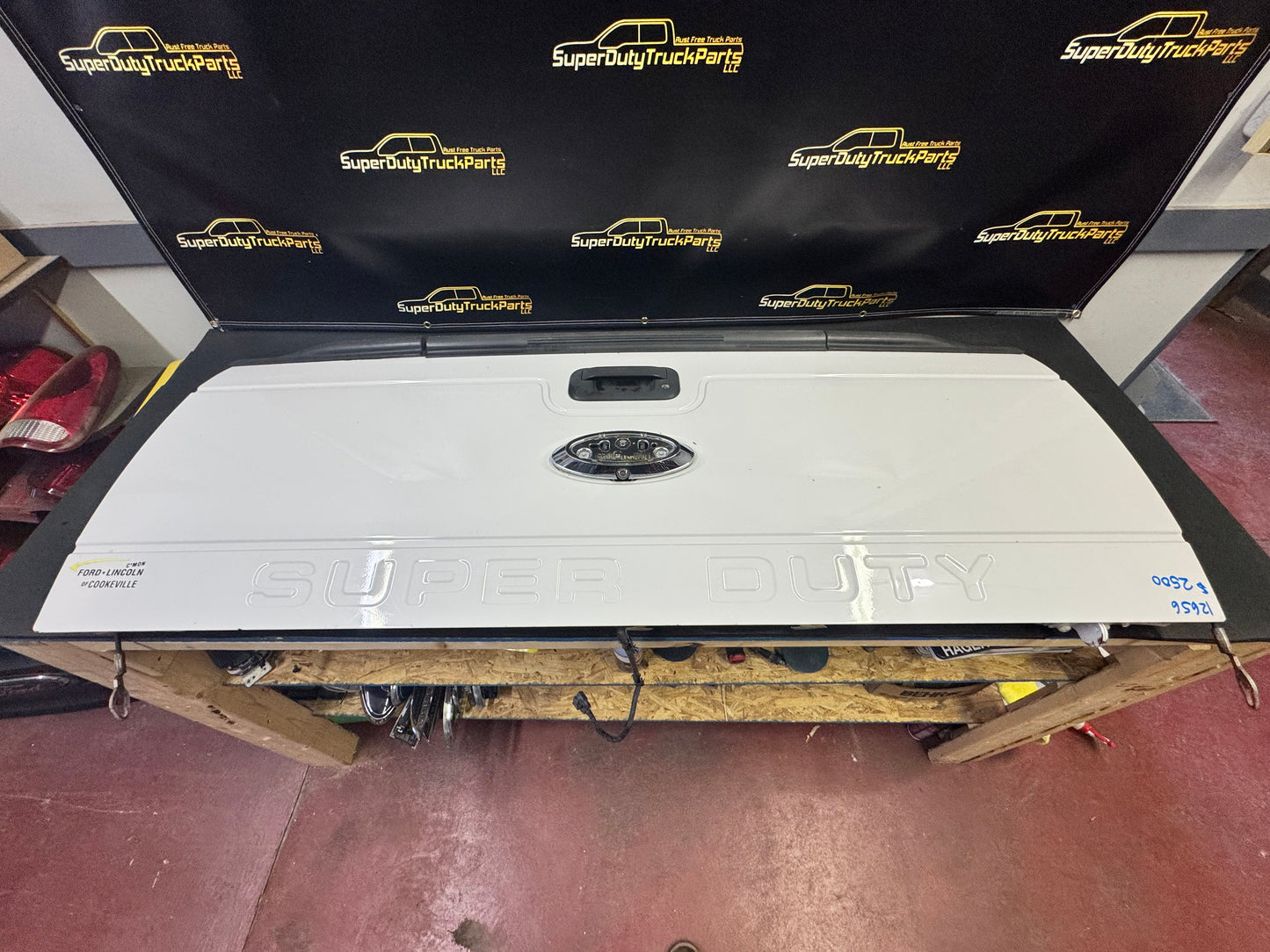 2013-2016 style Superduty Tailgate with step and camera Oxford white #12656