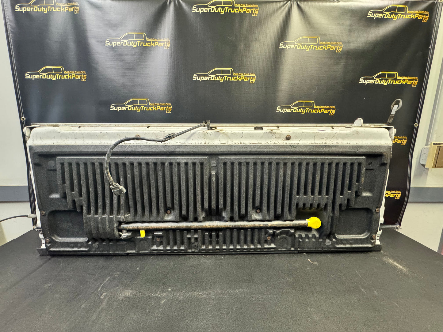 2013-2016 style Superduty Tailgate with step and camera Oxford white #12656