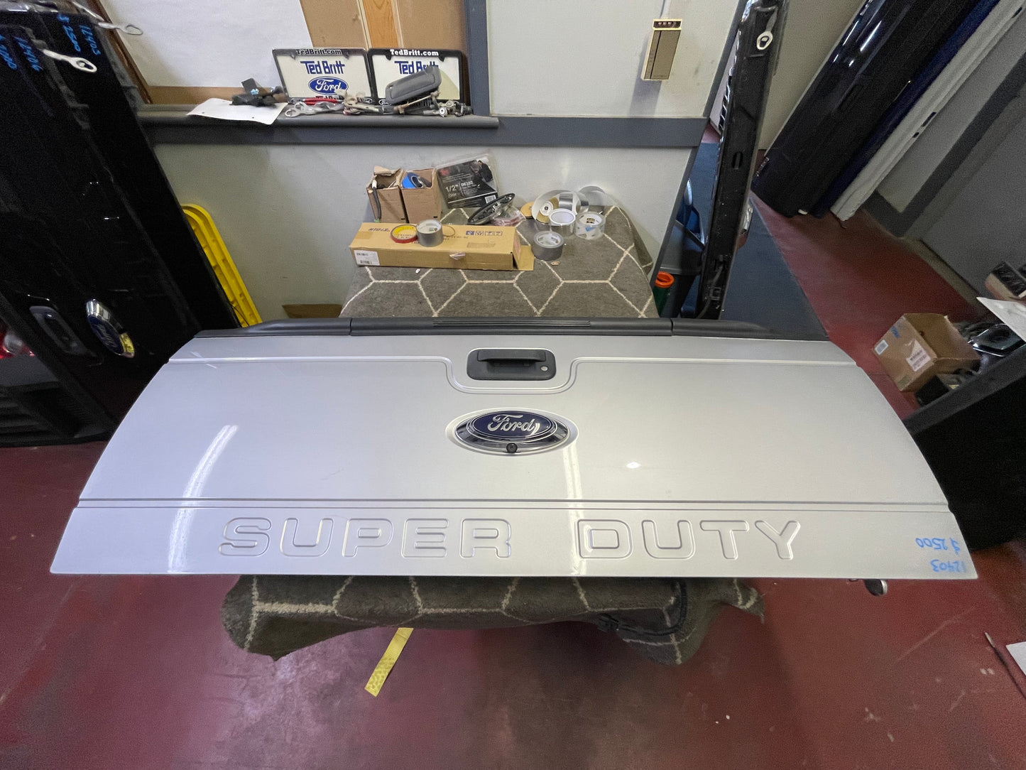 2013-2016 Tailgate with camera and step paint code UX