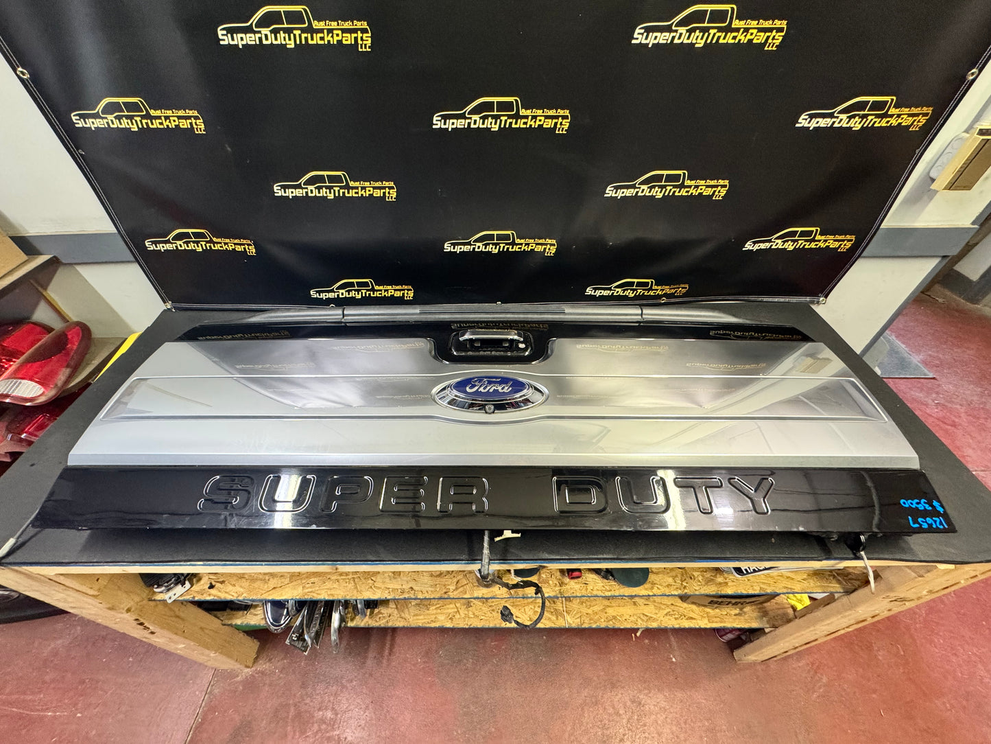 2013-2016 Superduty Platinum Tailgate with step and camera Tux Black #12657