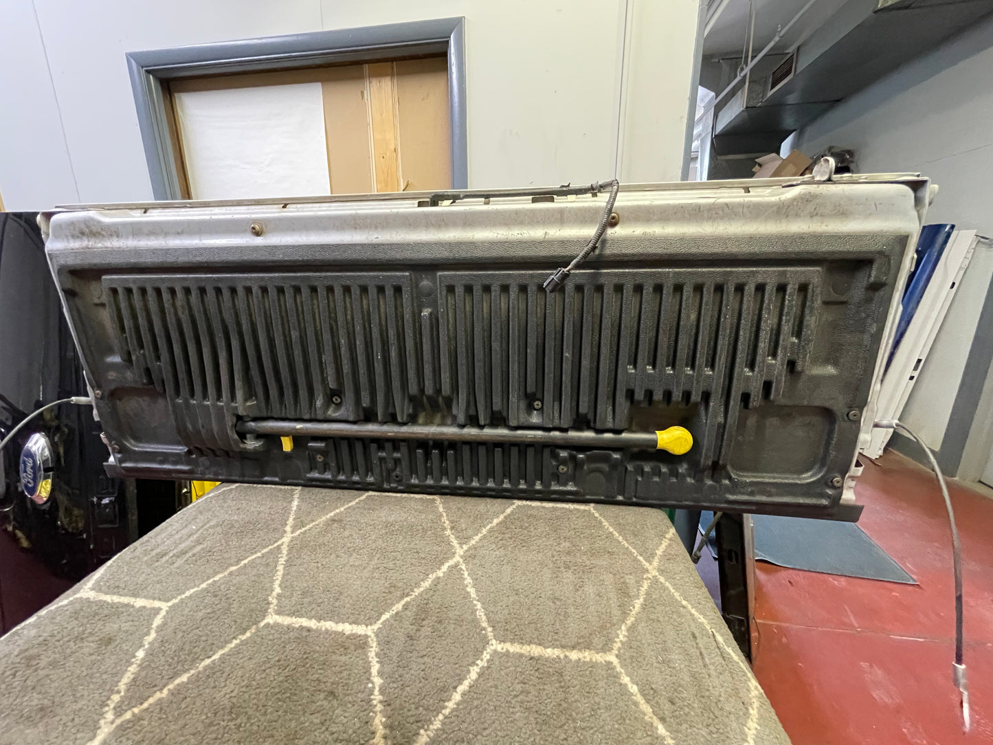 2013-2016 Tailgate with camera and step paint code UX