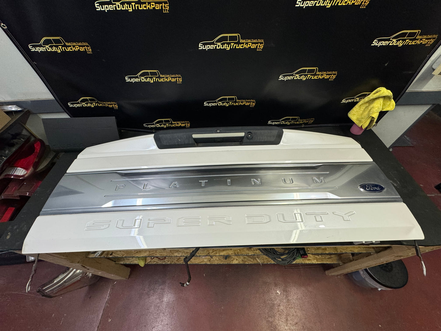 2017-2019 Superduty Platinum tailgate Pearl White