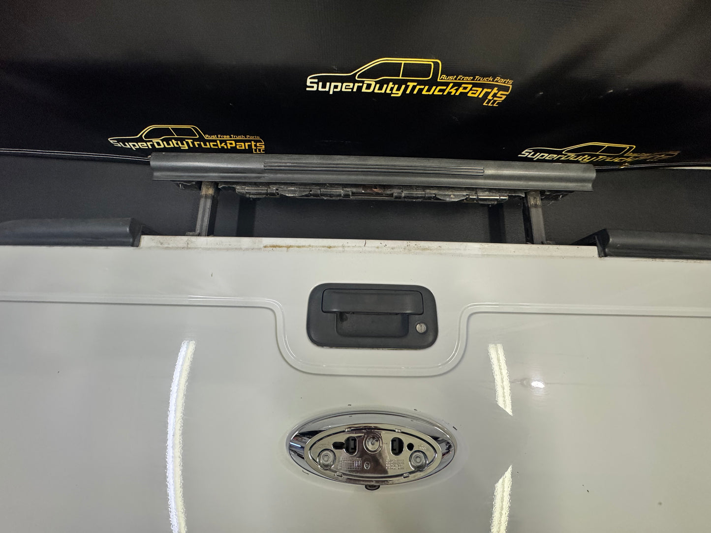 2013-2016 style Superduty Tailgate with step and camera Oxford white #12656