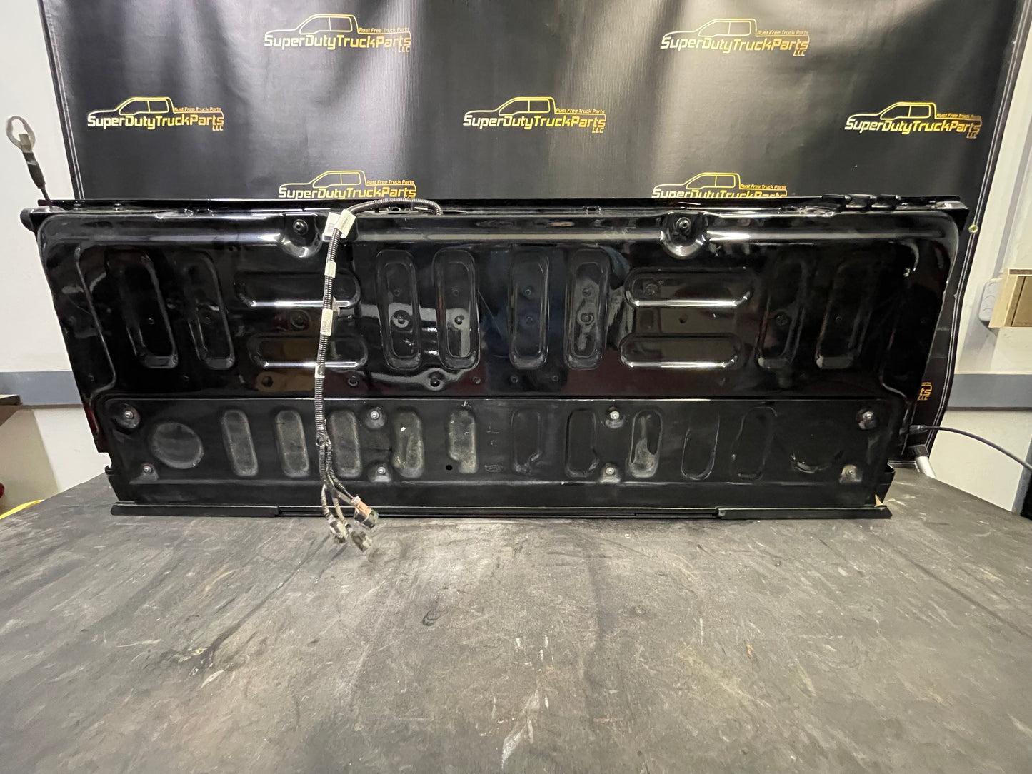 2020-2022 Superduty Tailgate- step, camera, hitch illum, power release and locks. #10206