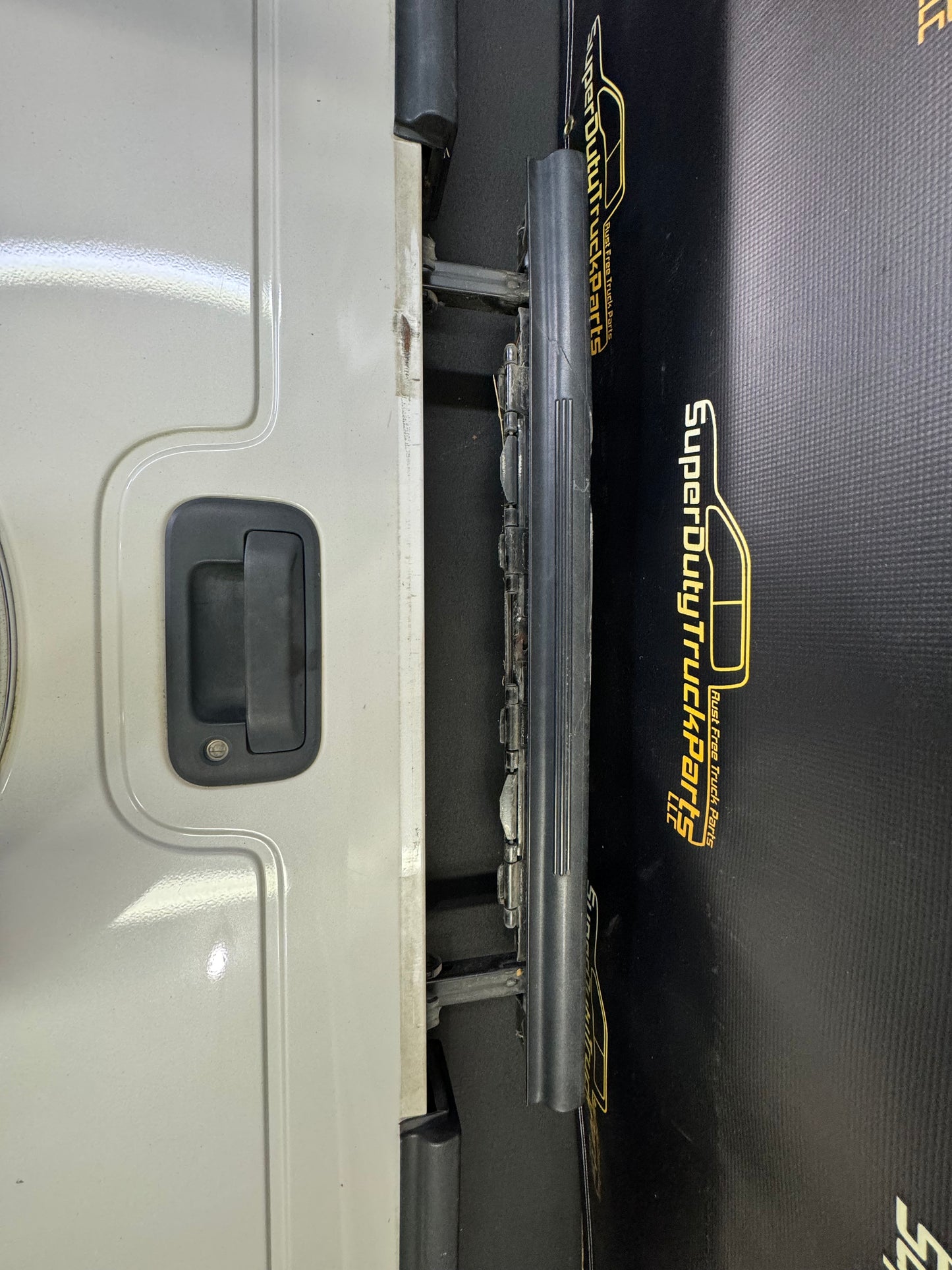 2013-2016 style tailgate step and camera pearl white UG #12621