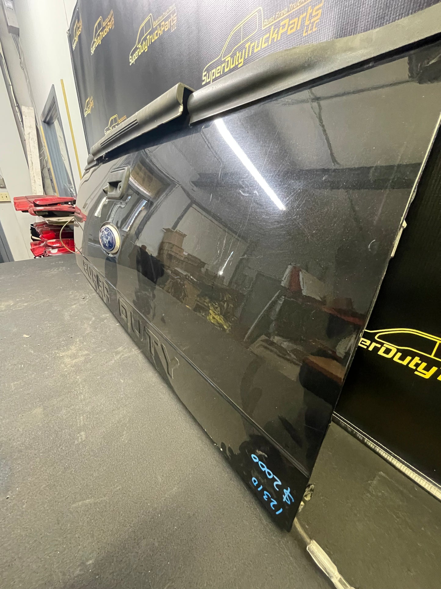 08-16 style Superduty Tailgate- step and camera color code UH