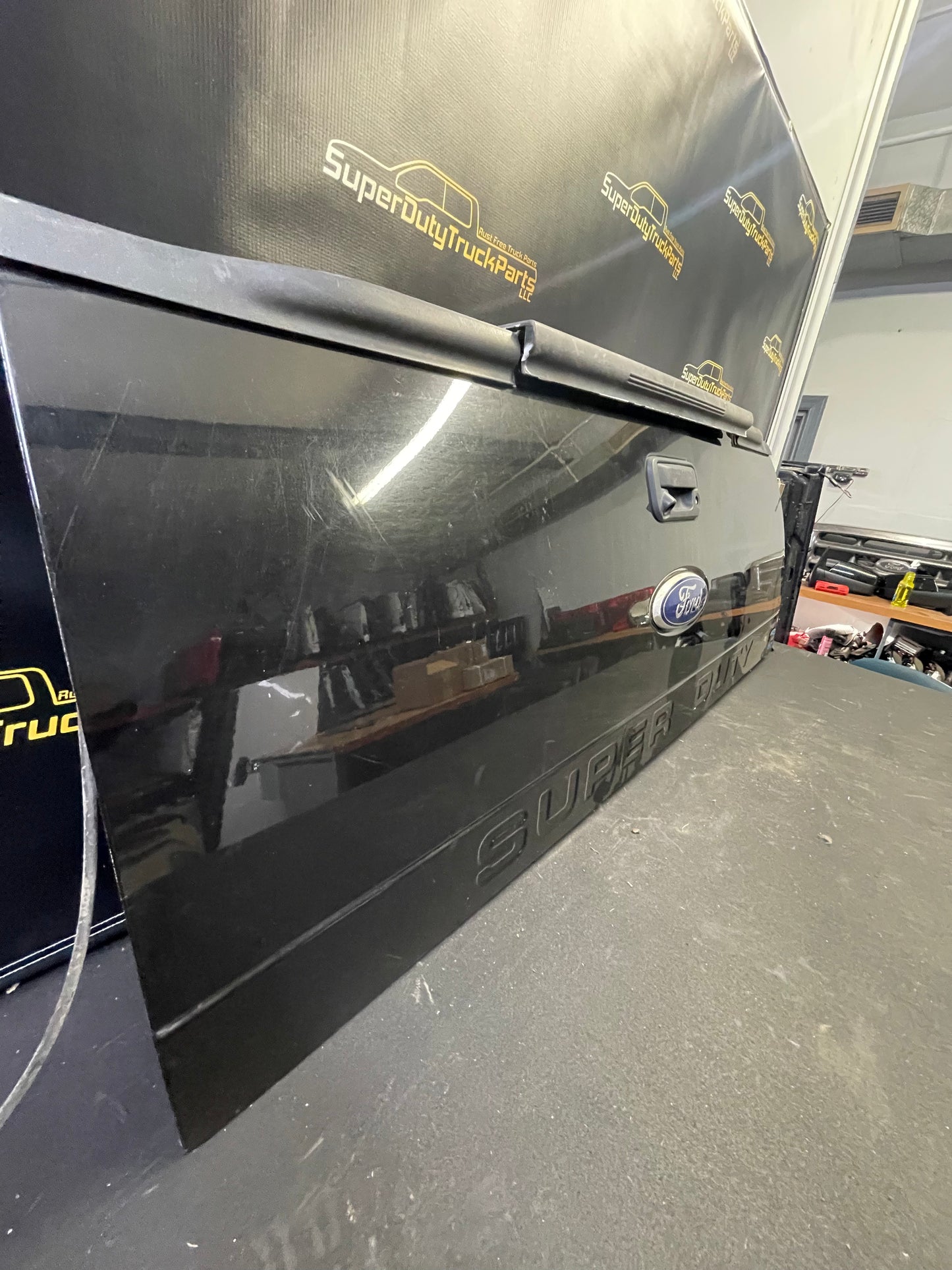 08-16 style Superduty Tailgate- step and camera color code UH
