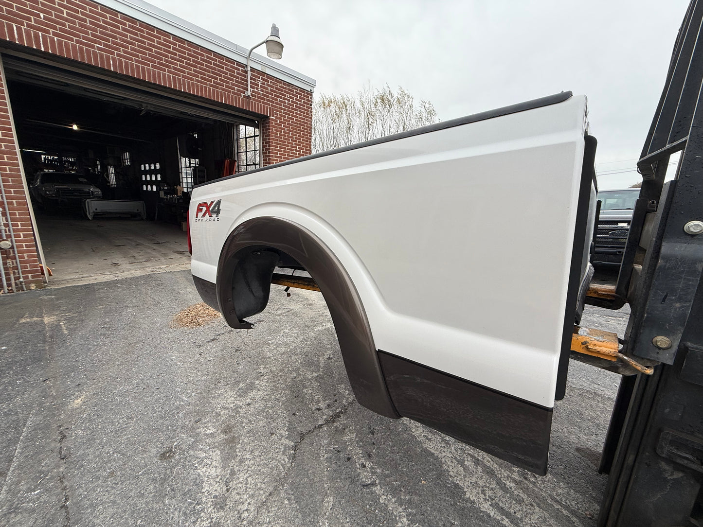 11-16 Superduty 6’9” short bed Pearl White/ Caribou #12706