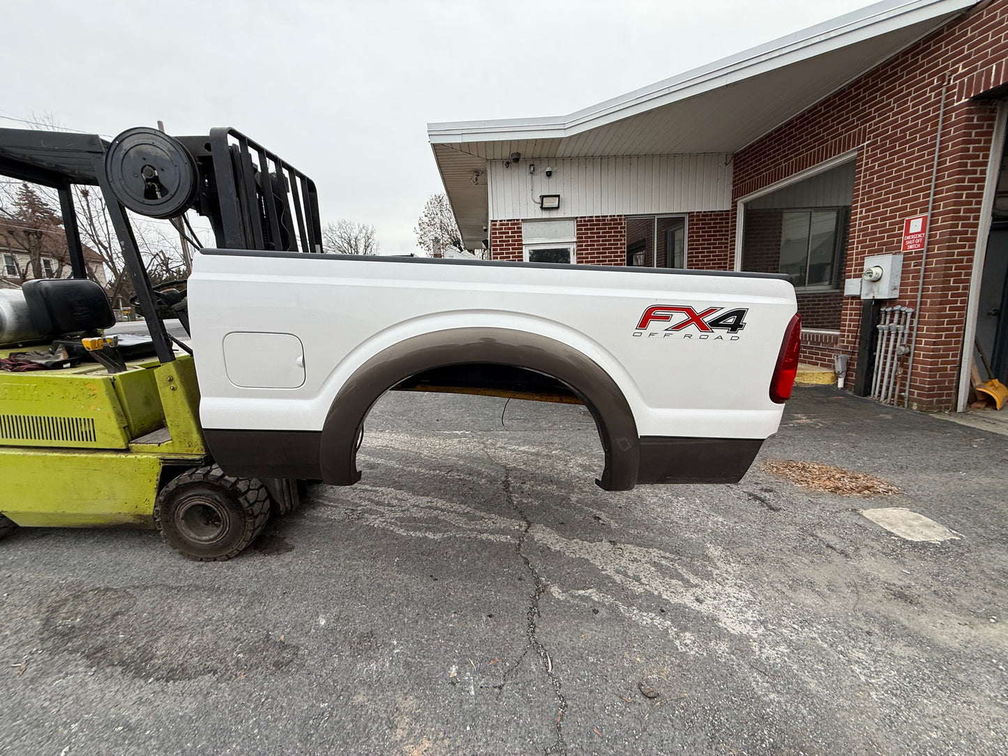 11-16 Superduty 6’9” short bed Pearl White/ Caribou #12706