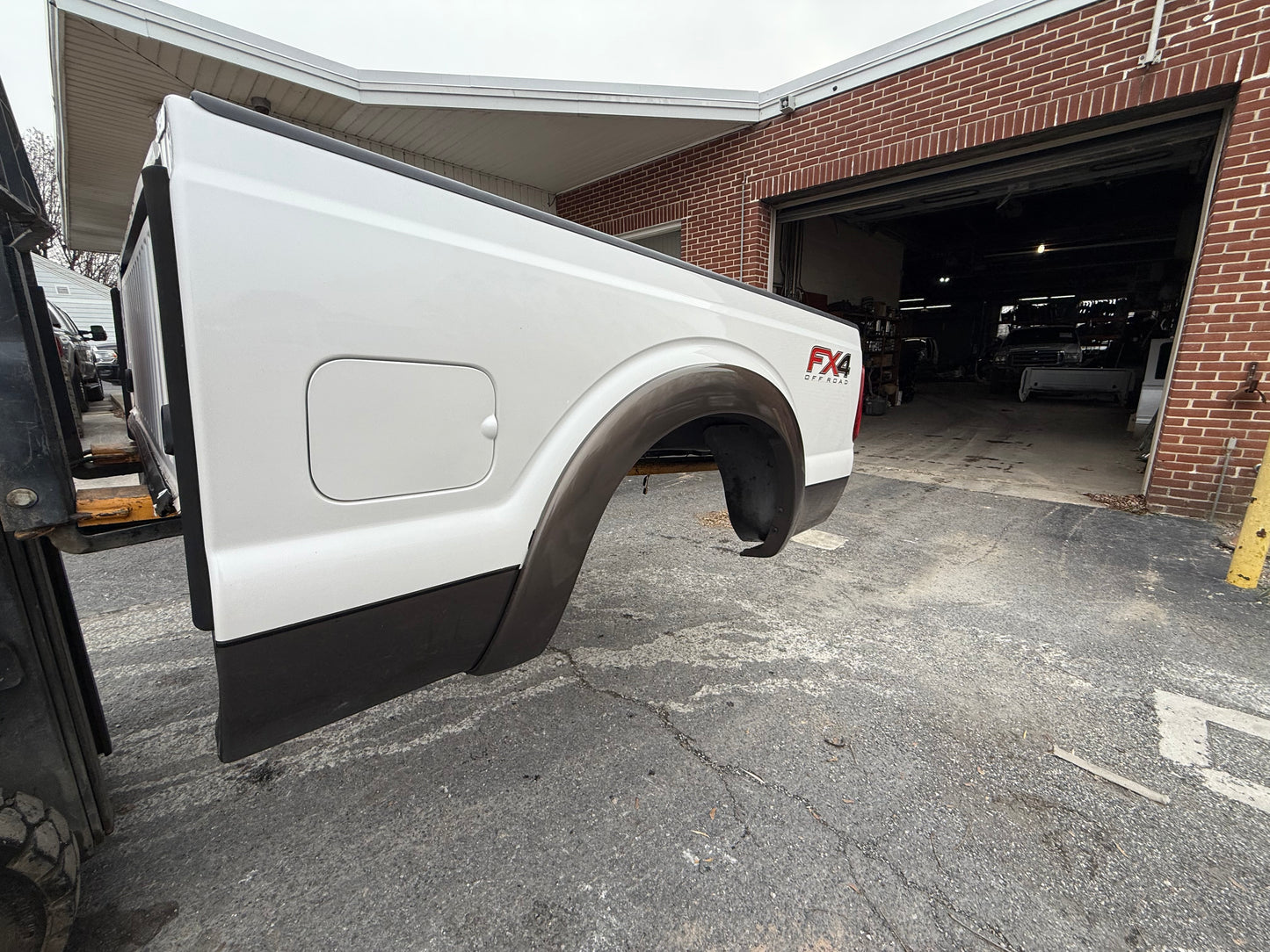 11-16 Superduty 6’9” short bed Pearl White/ Caribou #12706