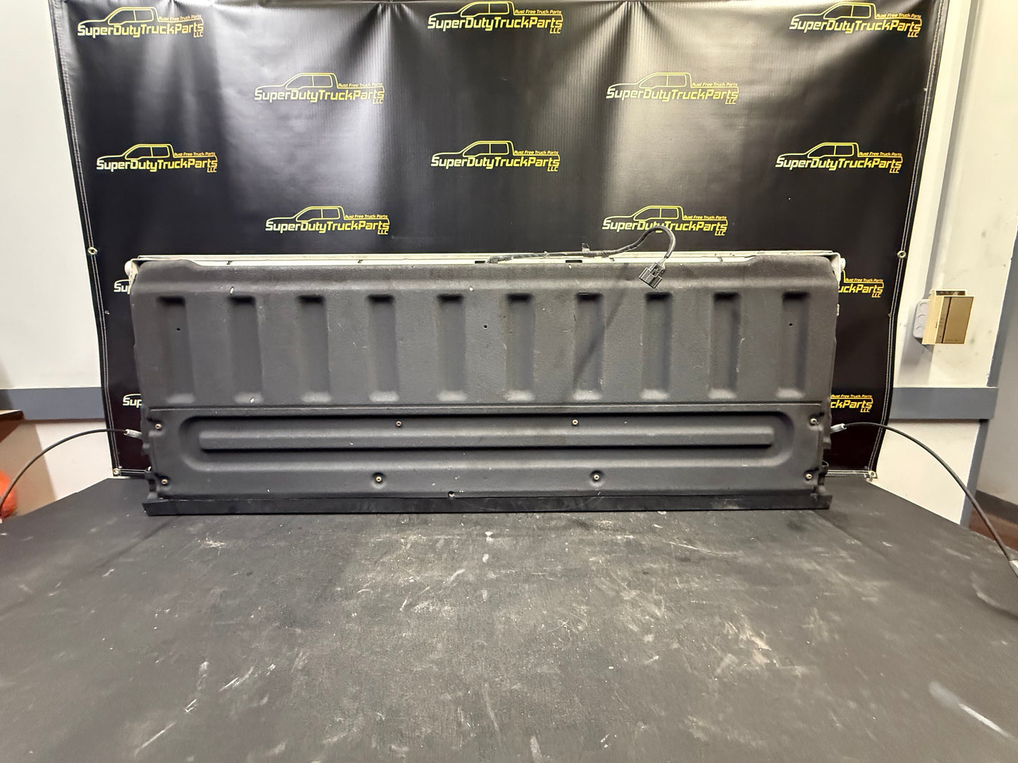 11-16 Superduty Tailgate Pearl White UG no step w camera