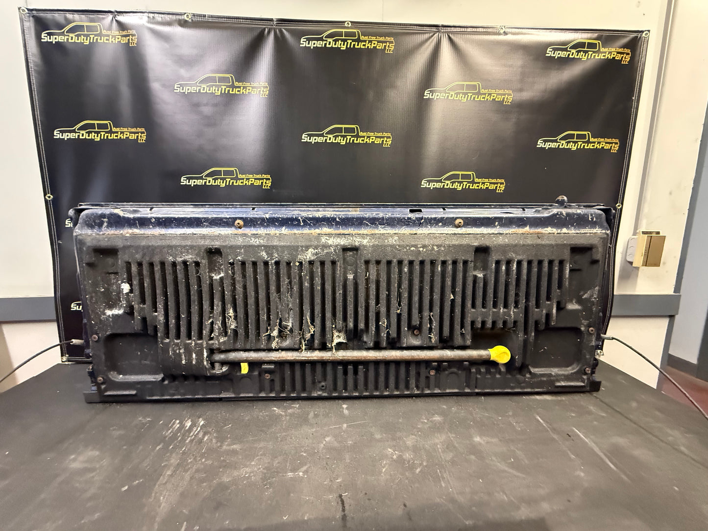 08-16 style Superduty tailgate with step color DX