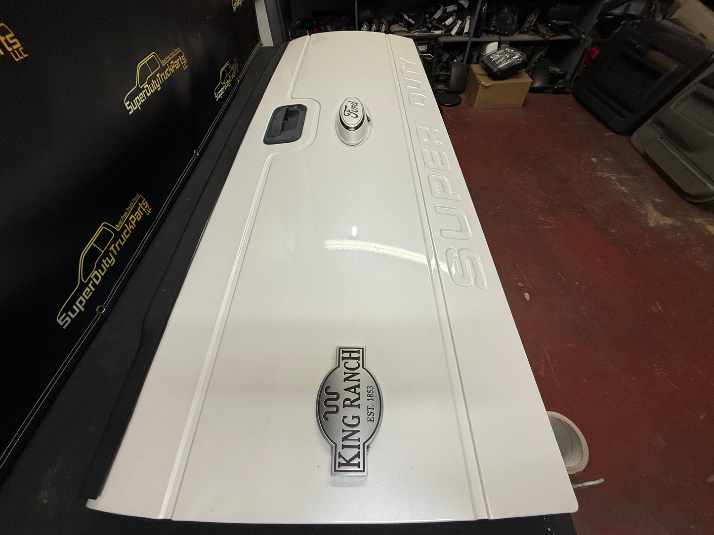 11-16 Superduty Tailgate Pearl White UG no step w camera