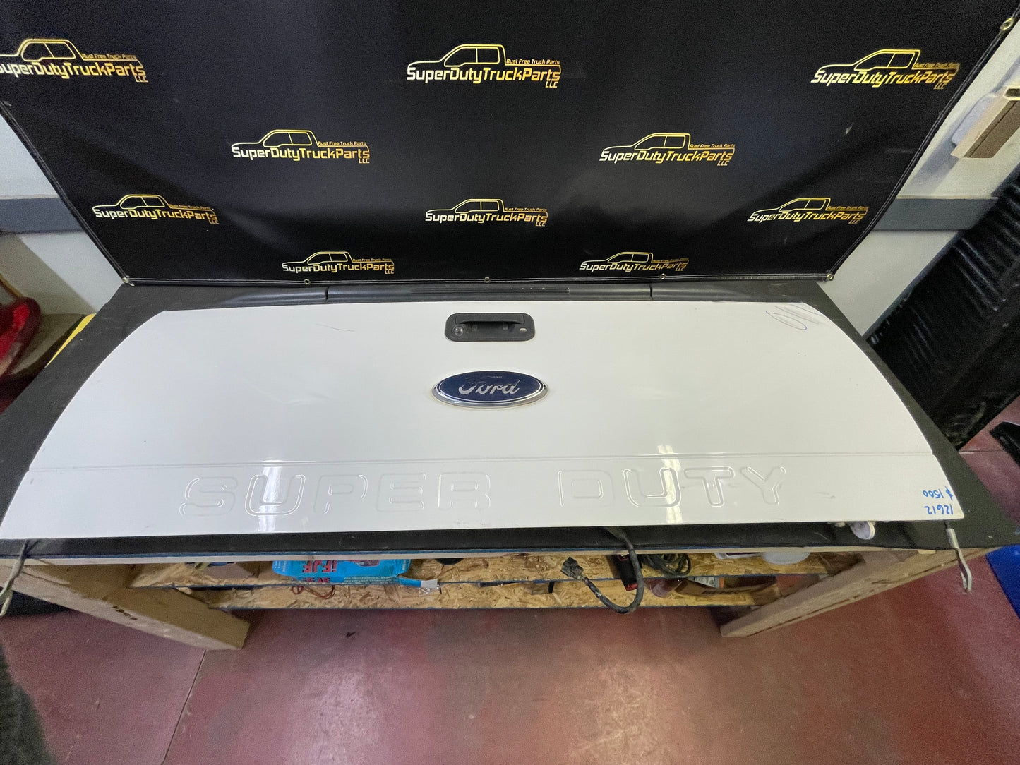 2008-2016 Superduty Tailgate step and camera Oxford white #12612