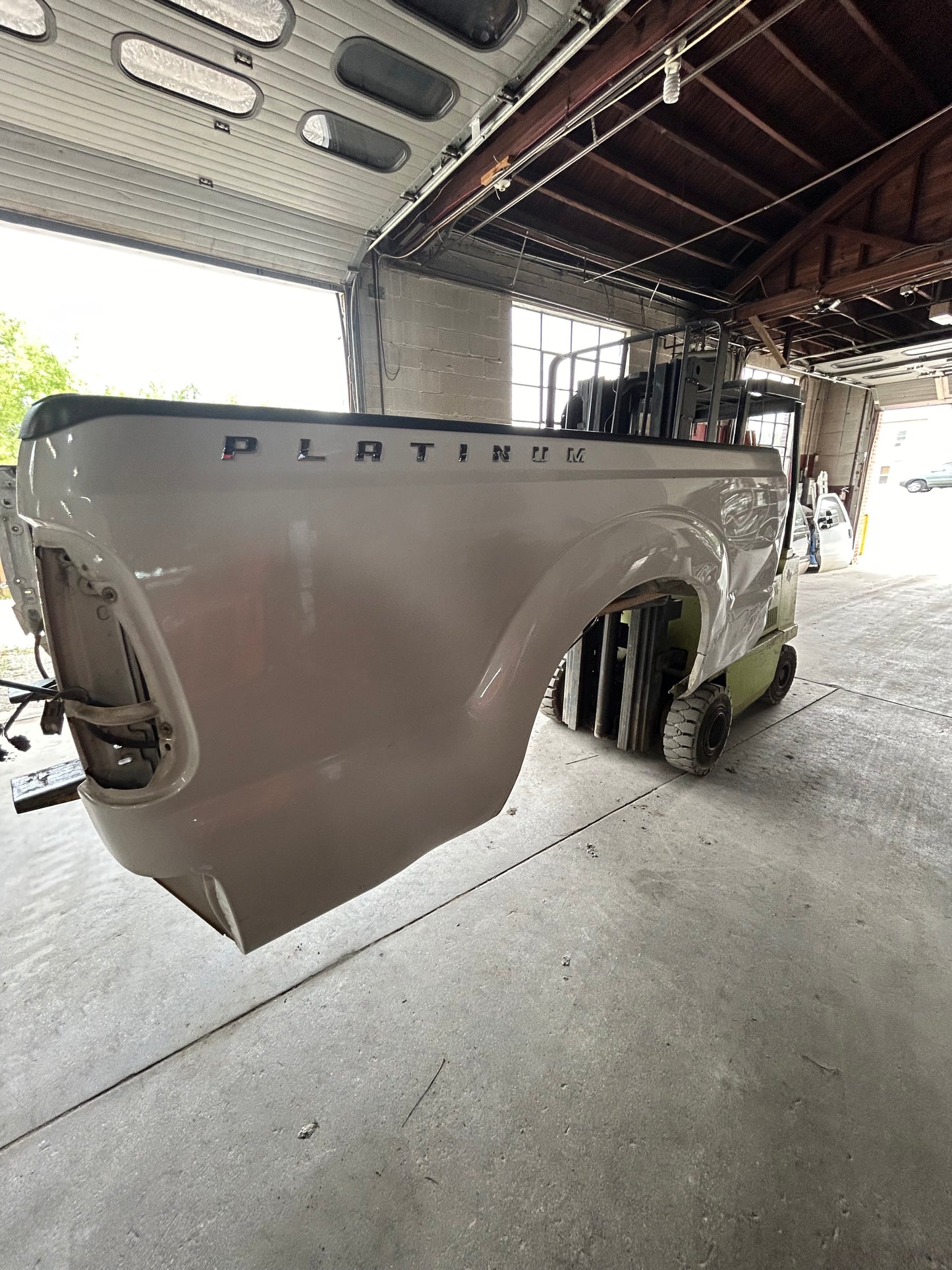 2011-2016 Ford Super Duty Short bed 6’9” Pearl White UG