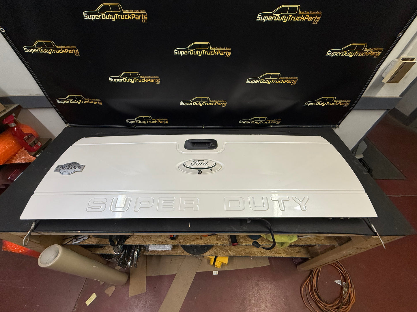 11-16 Superduty Tailgate Pearl White UG no step w camera