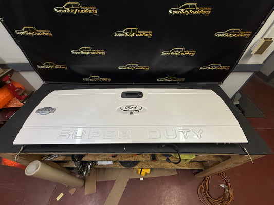 11-16 Superduty Tailgate Pearl White UG no step w camera