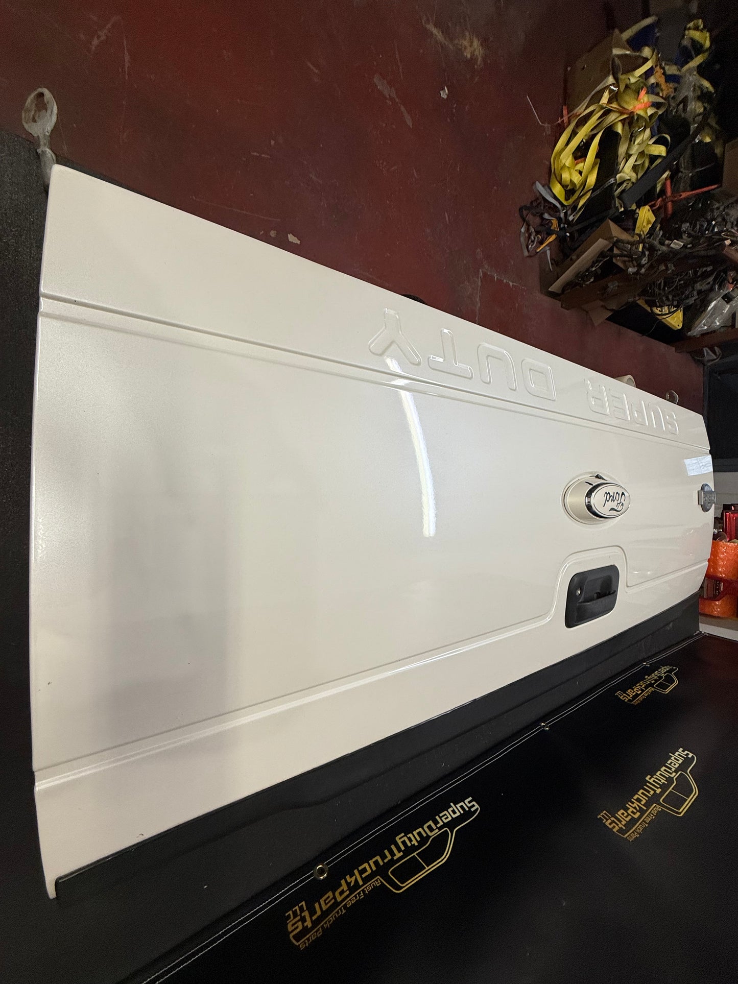 11-16 Superduty Tailgate Pearl White UG no step w camera