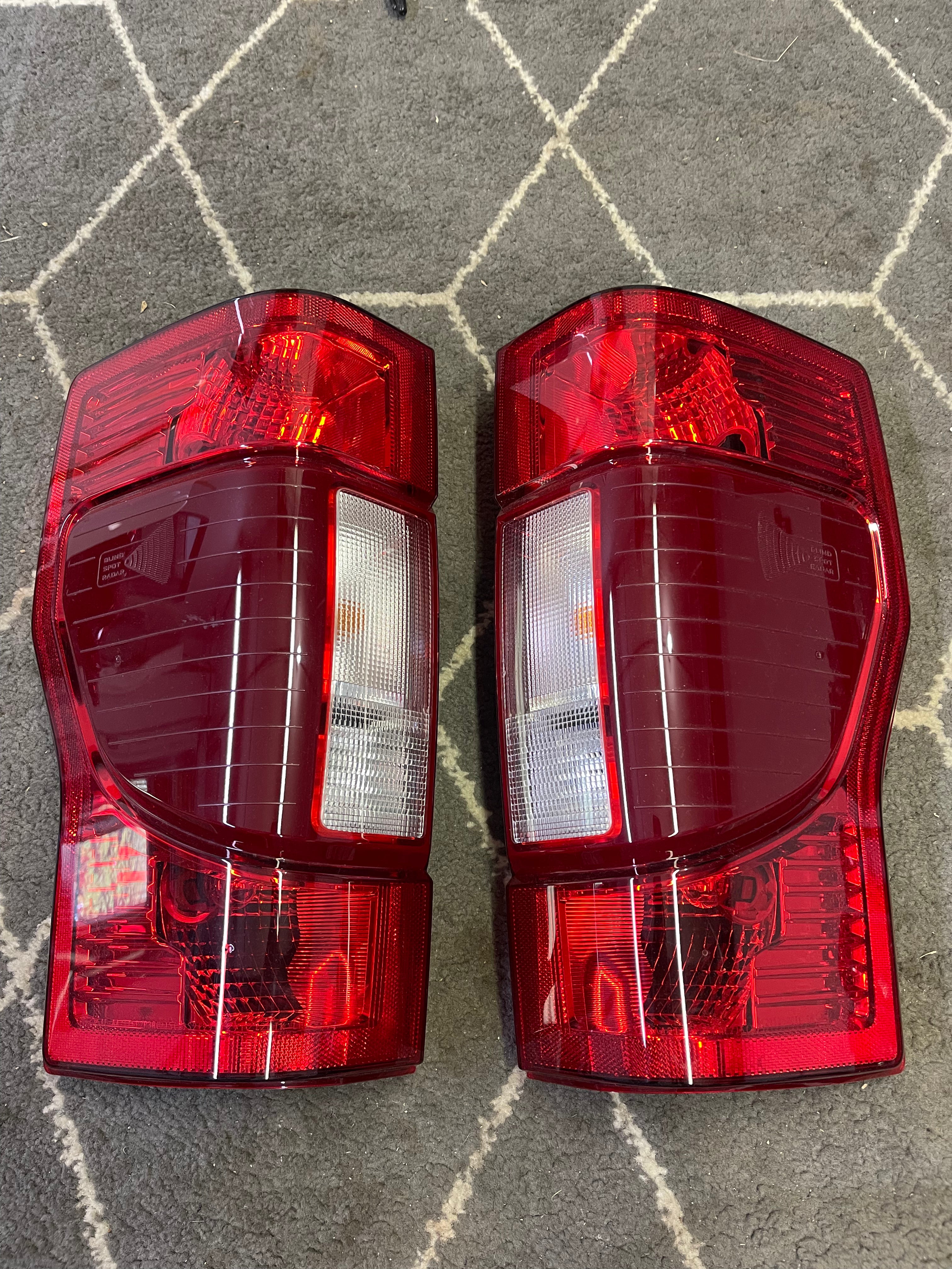 Pair Tail Lights For 2020-2022 Ford F250 F350 Super Duty – W/o Blind Spot (Red/Clear)